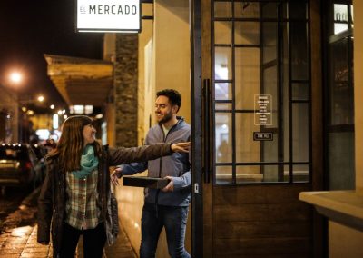 El Mercado Ushuaia personas ingresando al restaurante