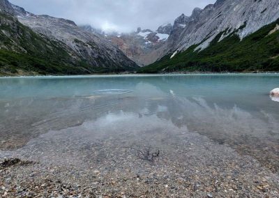 vista a la laguna esmeralda con montañas detras