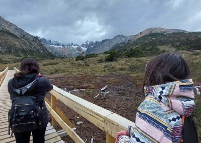 Personas haciendo trekking hacia la Laguna Esmeralda