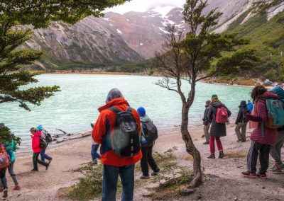 Laguna esmeralda personas observando el agua