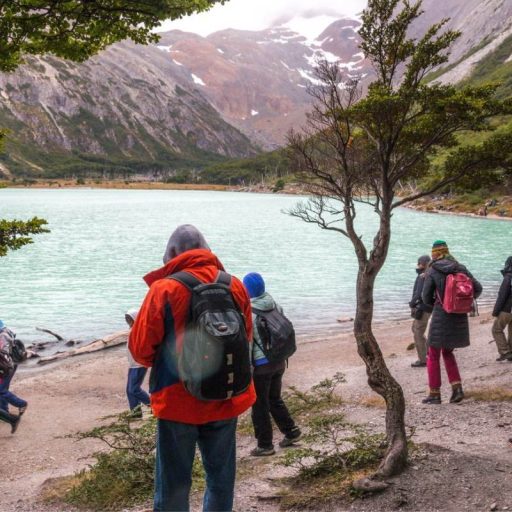Laguna esmeralda personas observando el agua