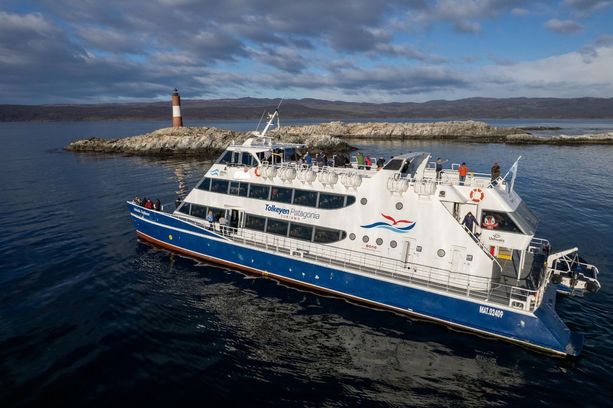 barco navegando el canal beagle Tolkeyen