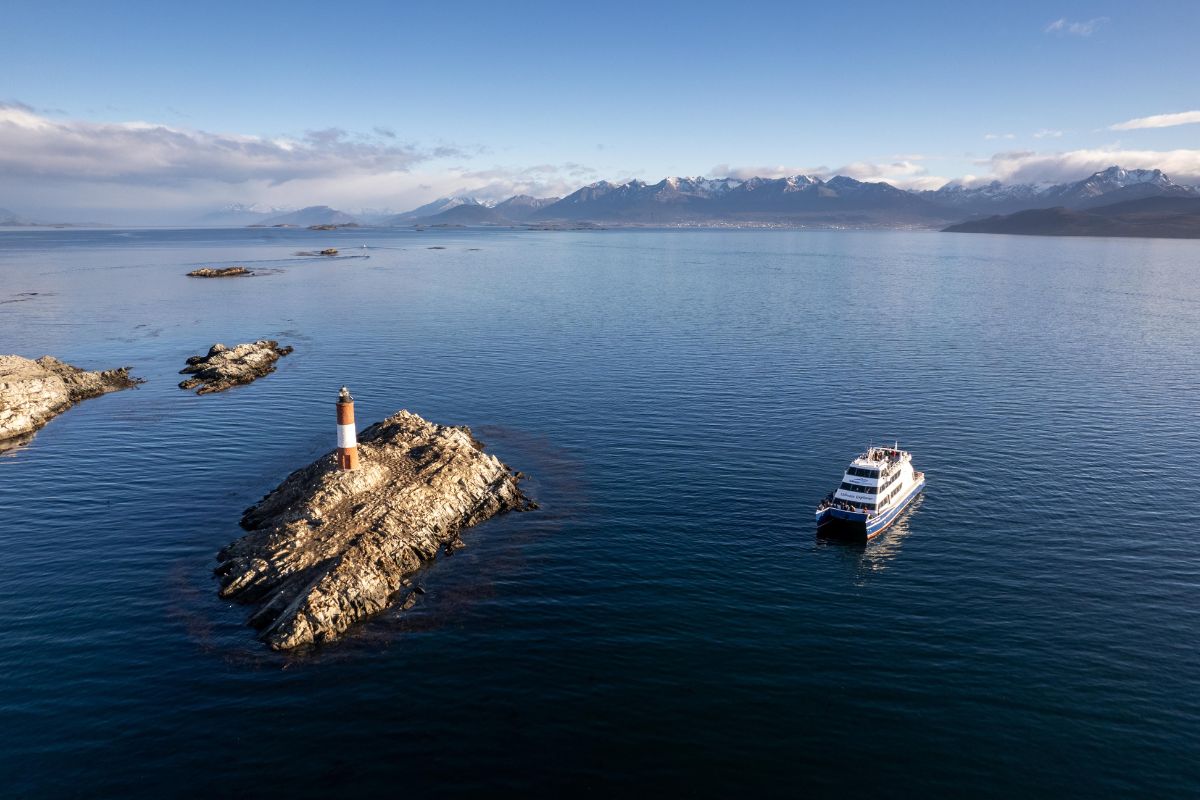 barco navegando el canal beagle faro