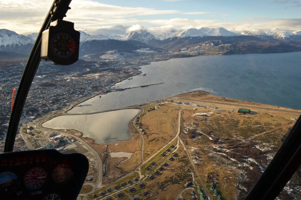 Imagem de Ushuaia sobrevoando com helicóptero  