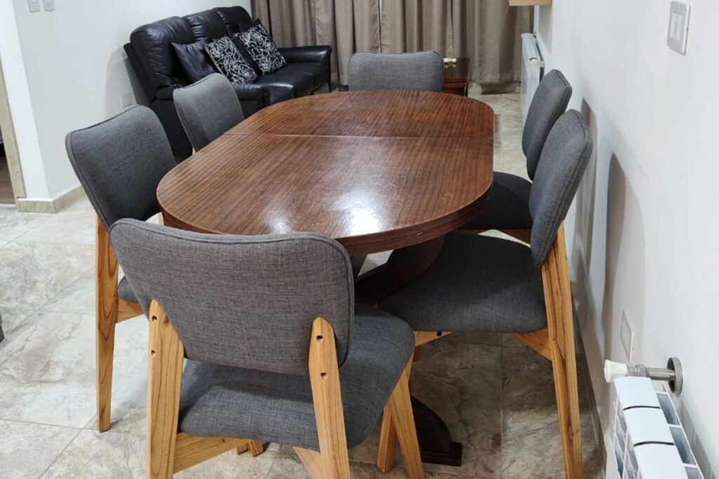 Mesa familiar de madera con comodas silas departamentos family 1