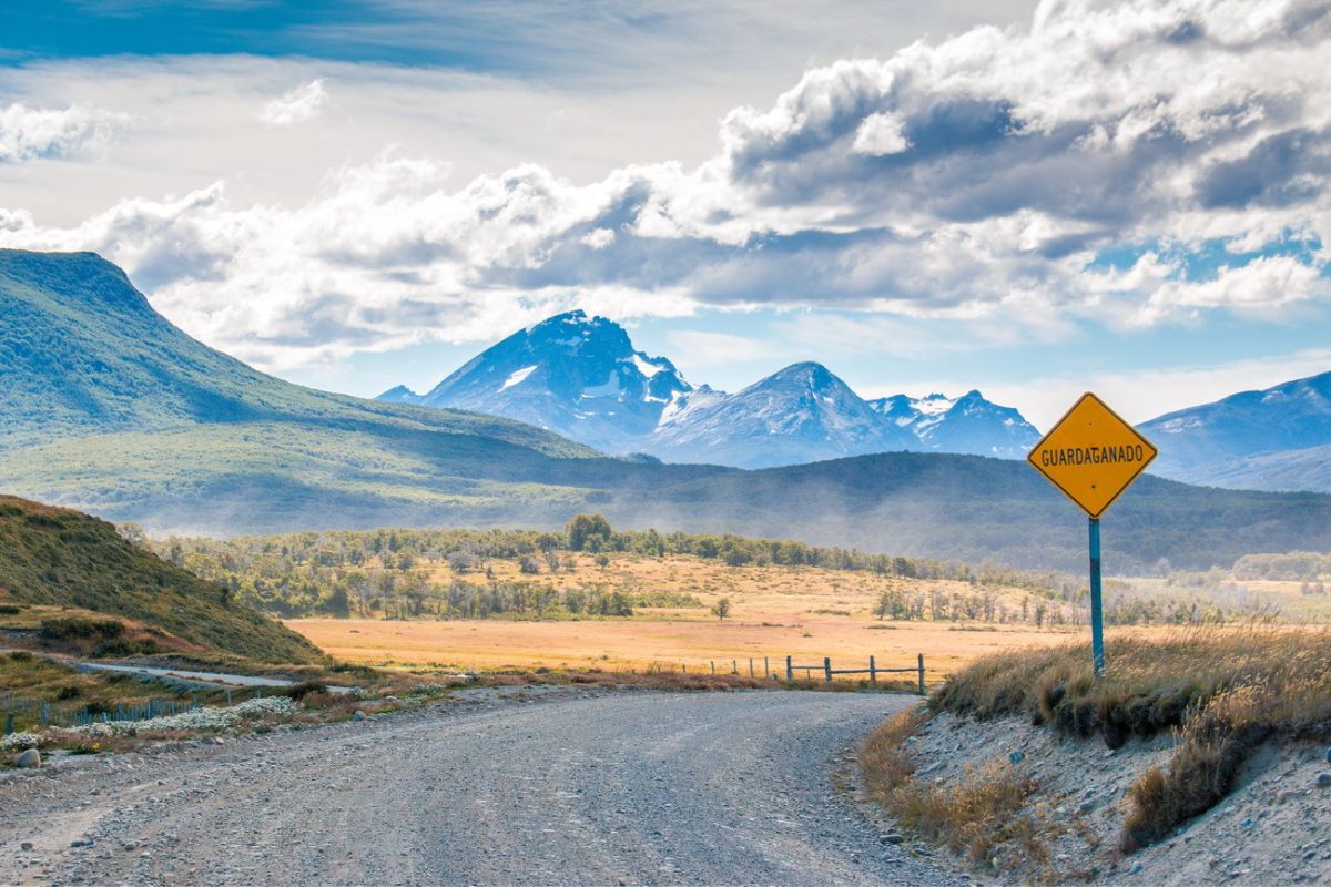 Caminos de grava en Usuahia con motaña de fondo.