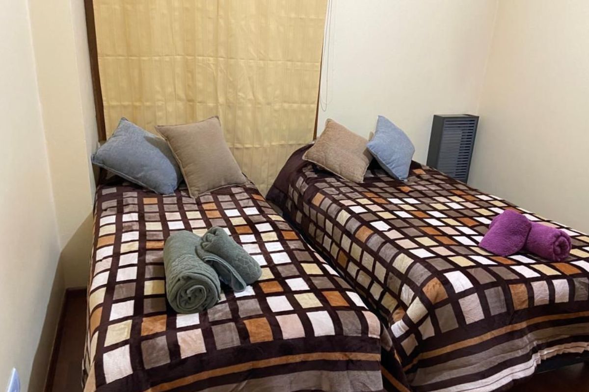Ótimo quarto casa ushuaia com camas de solteiro