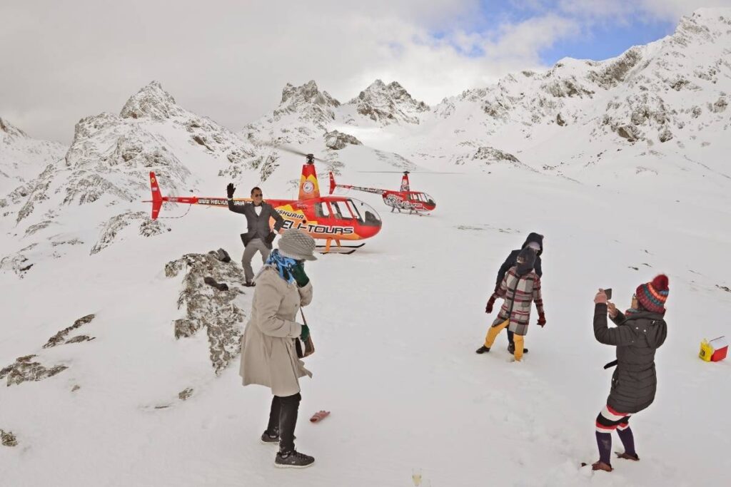 Sobrevoos de Helicóptero e Jatos Privados Saindo de Ushuaia