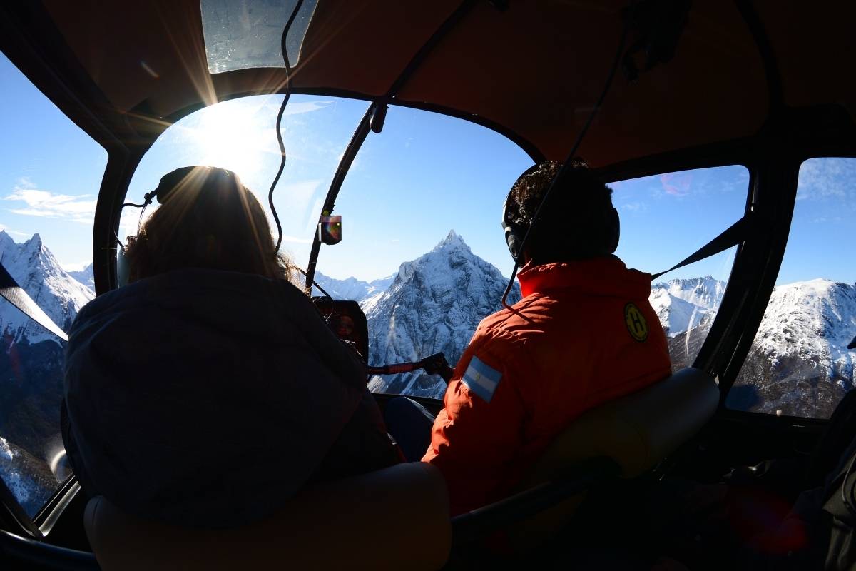 obrevolando ushuaia desde dentro del helicoptero