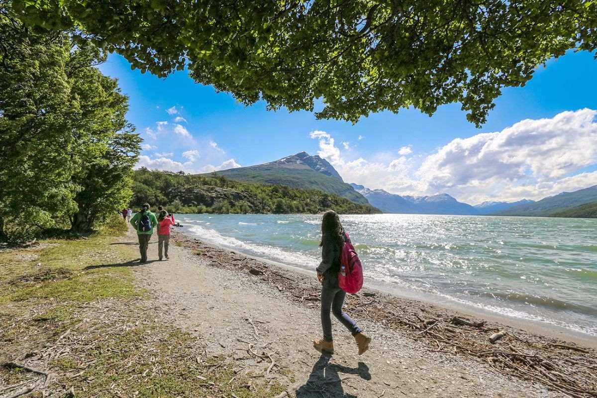 caminata a orillas del lago parque nacional