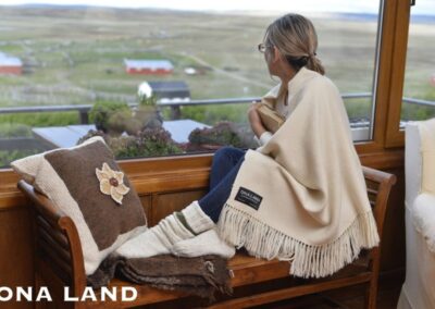 mujer usando poncho ona land