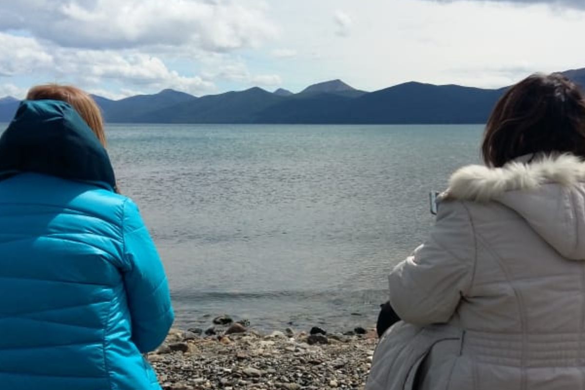 contemplando el lago ushuaia