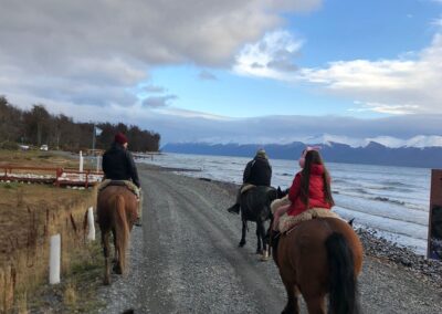 cabalgata boredando el lago