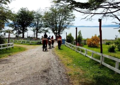 paseo frente al lago en caballo