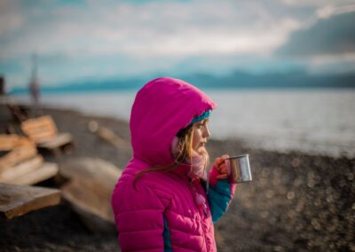 tomando un refrigerio a orillas del lago