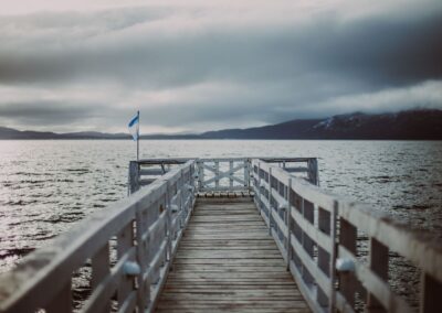 muelle blanco sobre el lago