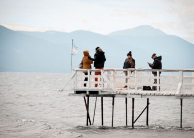 viendo el lago edsde el muelle