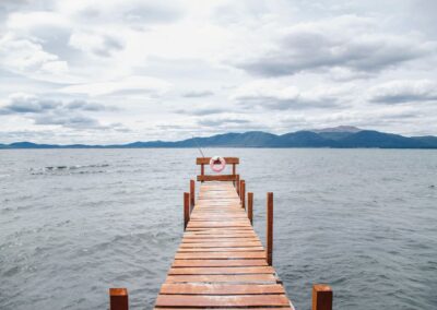 muelle y vista con montañas