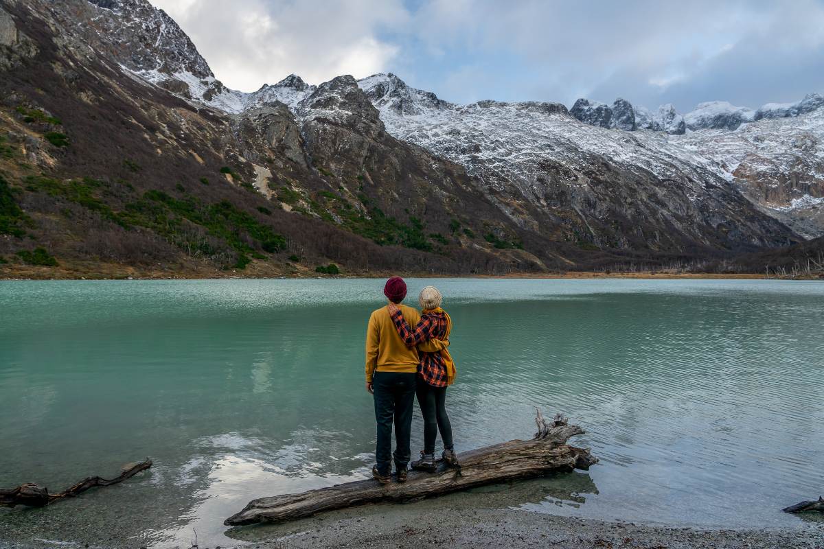 Vista a la Laguna Esmeralda y montañas