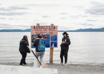 cartel con indicaciones en el lago