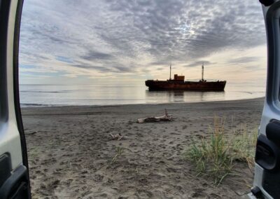 playa y barco