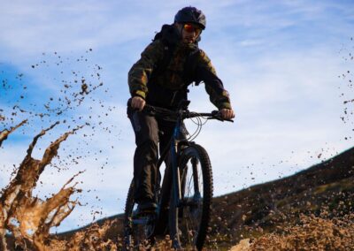 andando en bicicleta