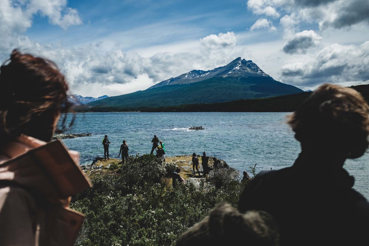 lago y montañas nevadas en el parque