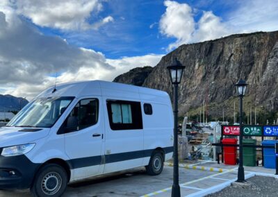 en la ciudad estacionado