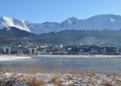 ciudad con montañas envadas