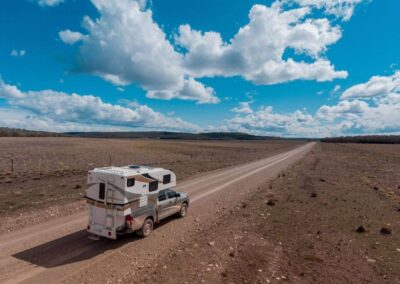 vehiculo en la ruta viajando