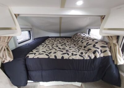 cama dentro de ushuaia camper 4x4