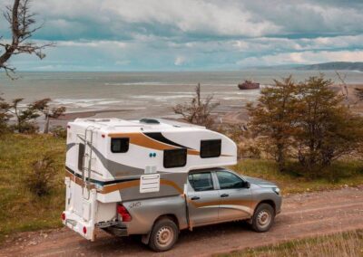 vehiculo y vista al lago