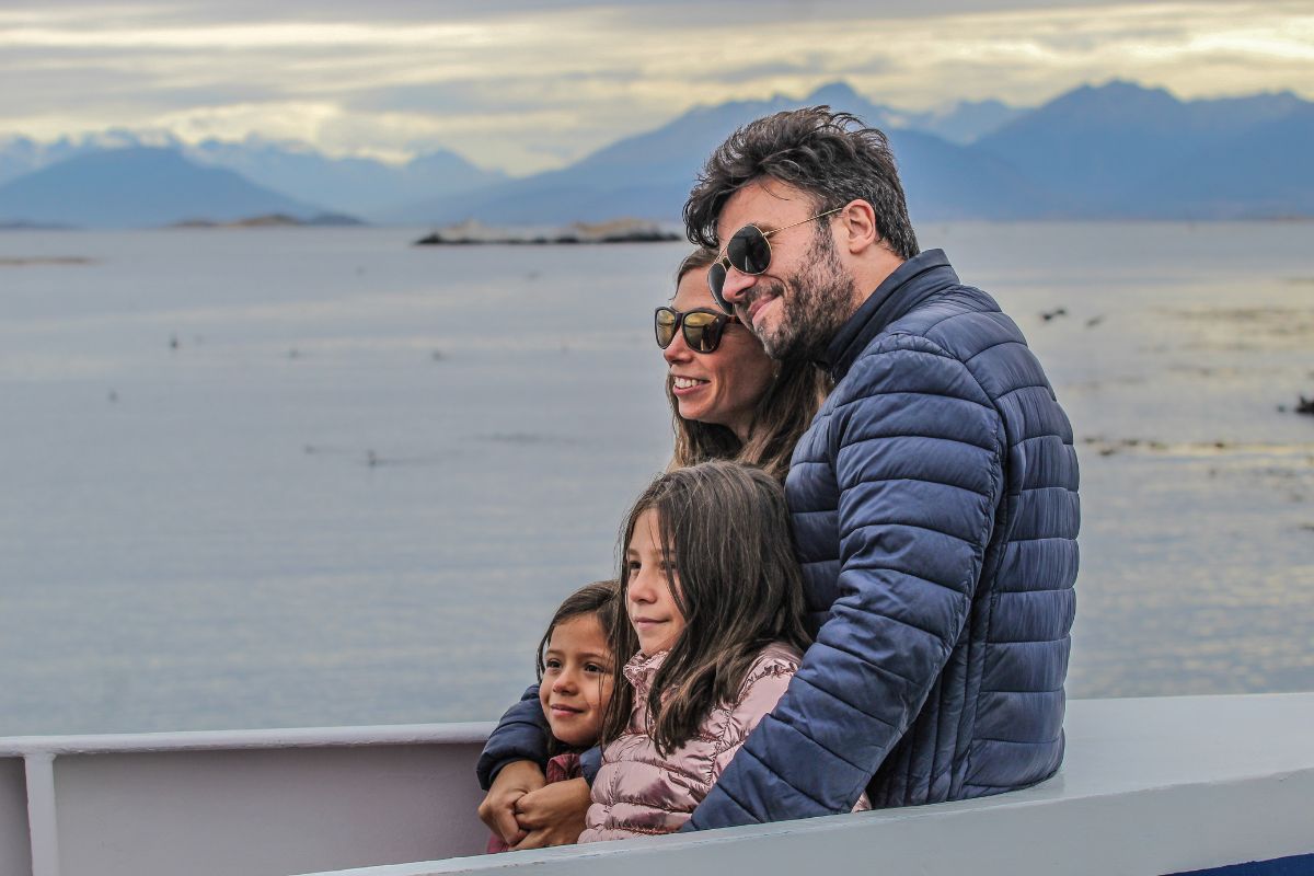 Familia disfrutando del paseo por el canal beagle