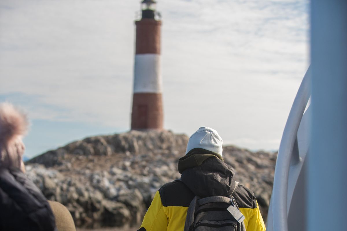 Vista al Faro les Eclaireurs con fauna y persona tomando foto