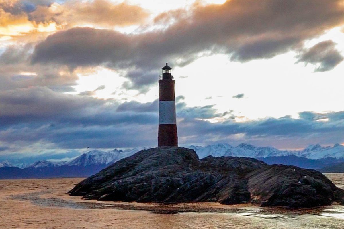 Faro Les Eclaireurs en Ushuaia en un atardecer