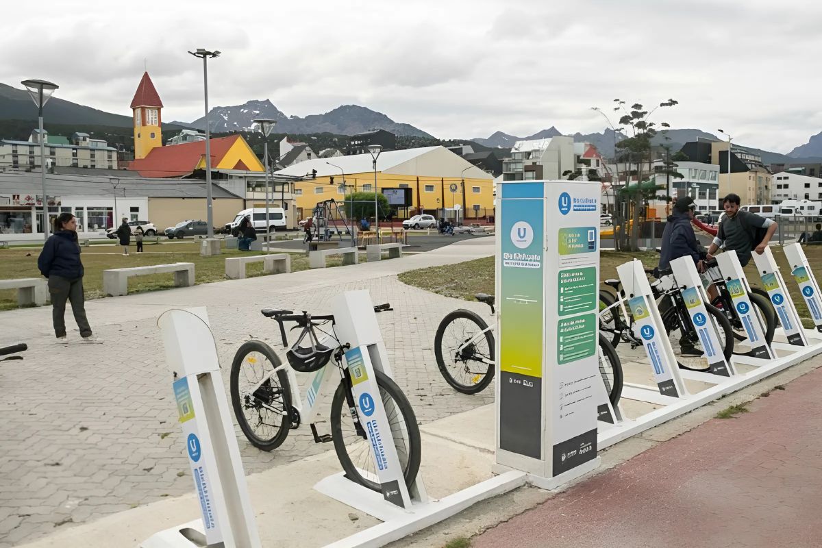 BiciUshuaia paisaje y bicos ancladas