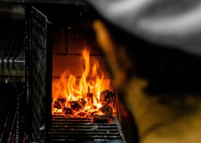 El asador steack house fuego de la parrilla