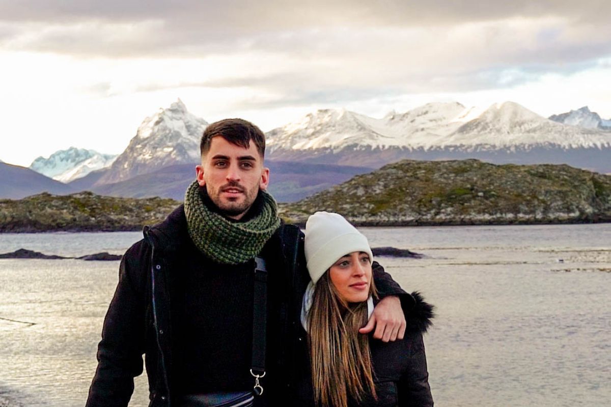 personas en el canal beagle con montañas