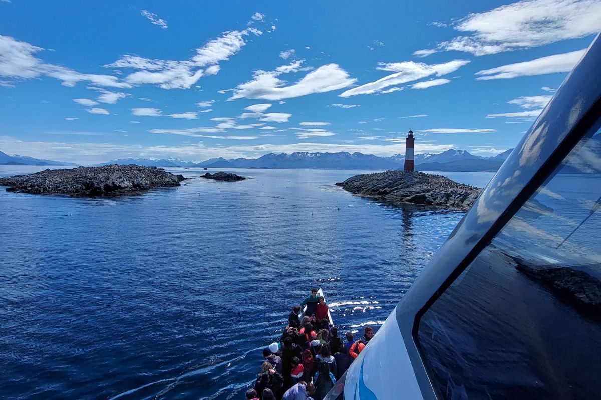 Personas disfrutando el Canal Beagle