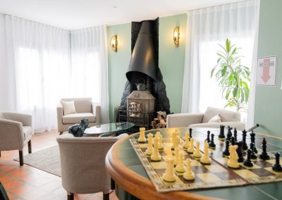 Sala de estar ajedrez casa Yiska