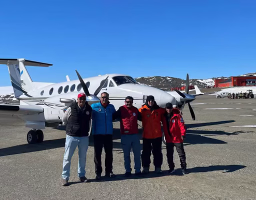 Primer vuelo comercial a la Antártida: Ushuaia y HeliUshuaia conectan con la Base Petrel