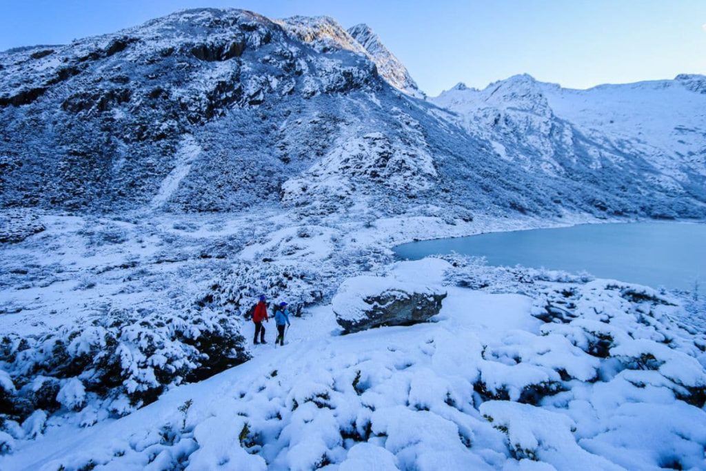 Laguna esmeralda congelada