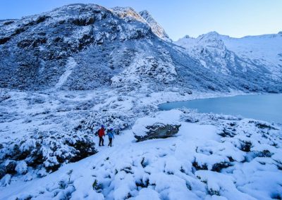 Laguna esmeralda congelada