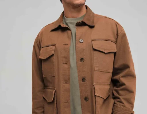 Modelo con chaqueta color marrón de la marca Cardón, fotografía del catálogo oficial