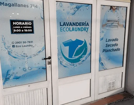 Fachada de la lavandería Ecolaundry con puertas blancas y vinilos azules en Magallanes 714, Ushuaia