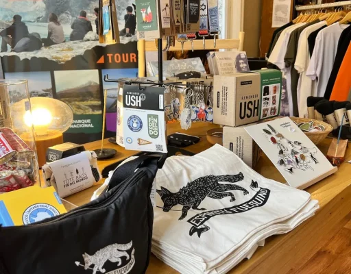 Interior de Espíritu Fueguino con bolsos, remeras y recuerdos con identidad de Ushuaia