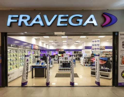 Fachada del local Frávega con cartel luminoso y productos de electrónica en Paseo del Fuego Shopping, Ushuaia