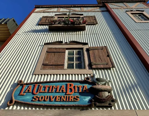 Fachada de La Última Bita Souvenirs, con letrero azul y decoración náutica en avenida San Martín, Ushuaia