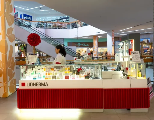 Stand Lidherma en el Paseo del Fuego Shopping de Ushuaia en fotografía histórica