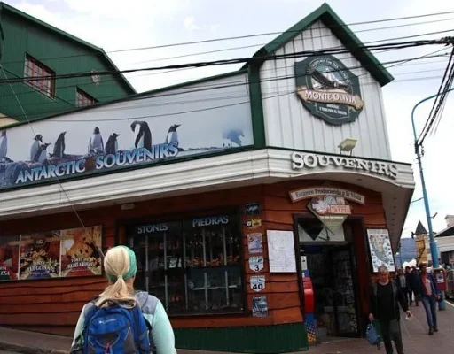Fachada de Monte Olivia Antarctic Souvenirs con decoración de pingüinos en Ushuaia